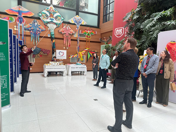 同心圆挚爱专项基金在CISB国际风筝节售卖风筝