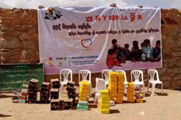 同心圆慈善基金会挚爱专项基金在阿富汗加兹尼省为119个学生赠送了运动鞋和袜子