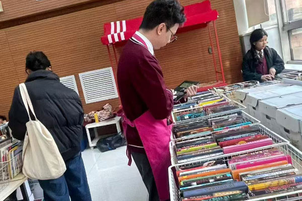 挚爱专项基金近两年积极参与到在图书已买活动中，为慈善筹集款项